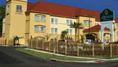 La Quinta Inn & Suites by Wyndham Houston East at Normandy в Houston, TX