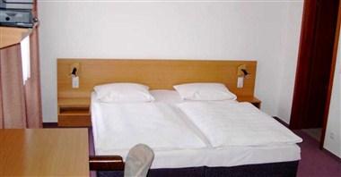 Hotel Cafe Kinnel i Muhlheim am Main, DE