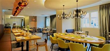 Weinhotel Kaisergarten image