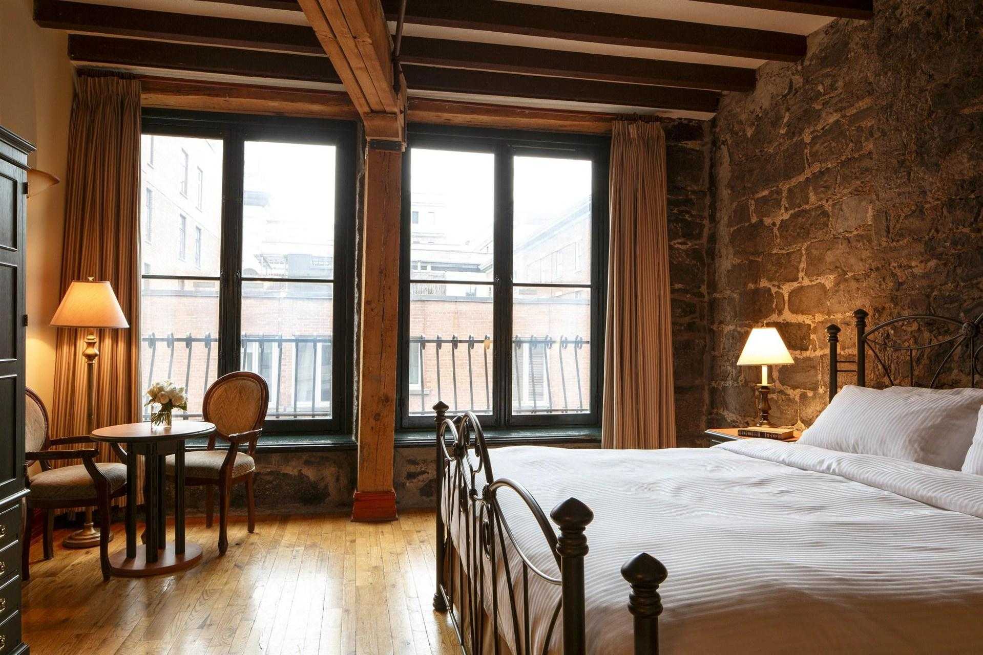 Auberge du Vieux-Port a Montreal, QC