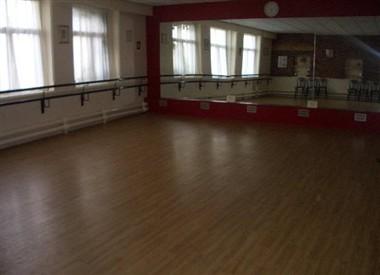 DM Academy в Shipley, GB1