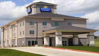 Days Inn & Suites by Wyndham Mineral Wells в Mineral Wells, TX