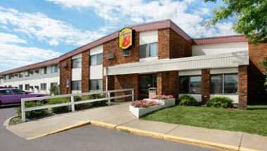 Super 8 by Wyndham Brooklyn Center/MPLS i Brooklyn Center, MN