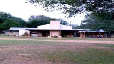 Sandy Oaks Ranch в Devine, TX