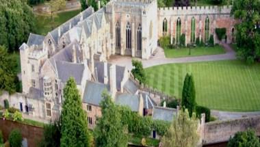 The Bishops Palace в Wells, GB1