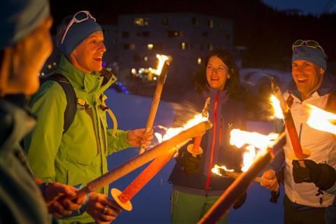 Torch-lit hike, cabin dinner and Füdlibob