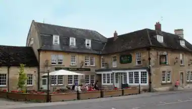 Kings Arms Hotel - Melksham в Melksham, GB1