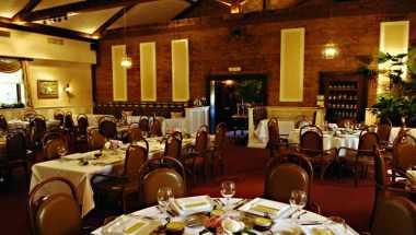 The Carriage House Dining Room & Gardens в South Bend, IN