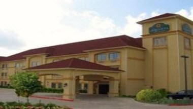 La Quinta Inn & Suites by Wyndham Alvarado image