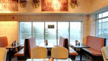 Symposium Cafe Stoney Creek Restaurant & Lounge в Hamilton, ON