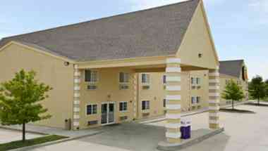 Super 8 by Wyndham De Soto, De Soto, KS