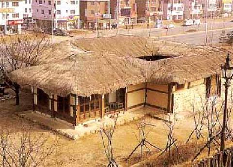 Bamgasi Choga(用栗木建造的茅草屋顶房屋)