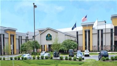 La Quinta Inn & Suites by Wyndham Detroit Metro Airport image