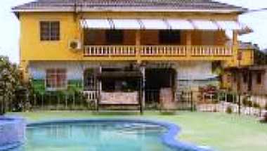 Dynasty Jamaica Hotel Ltd i Clarendon, JM