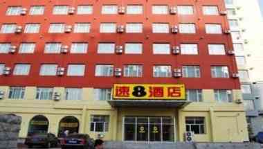 Super 8 by Wyndham Changchun Renmin Street Fanrong Road в Чанчунь, CN