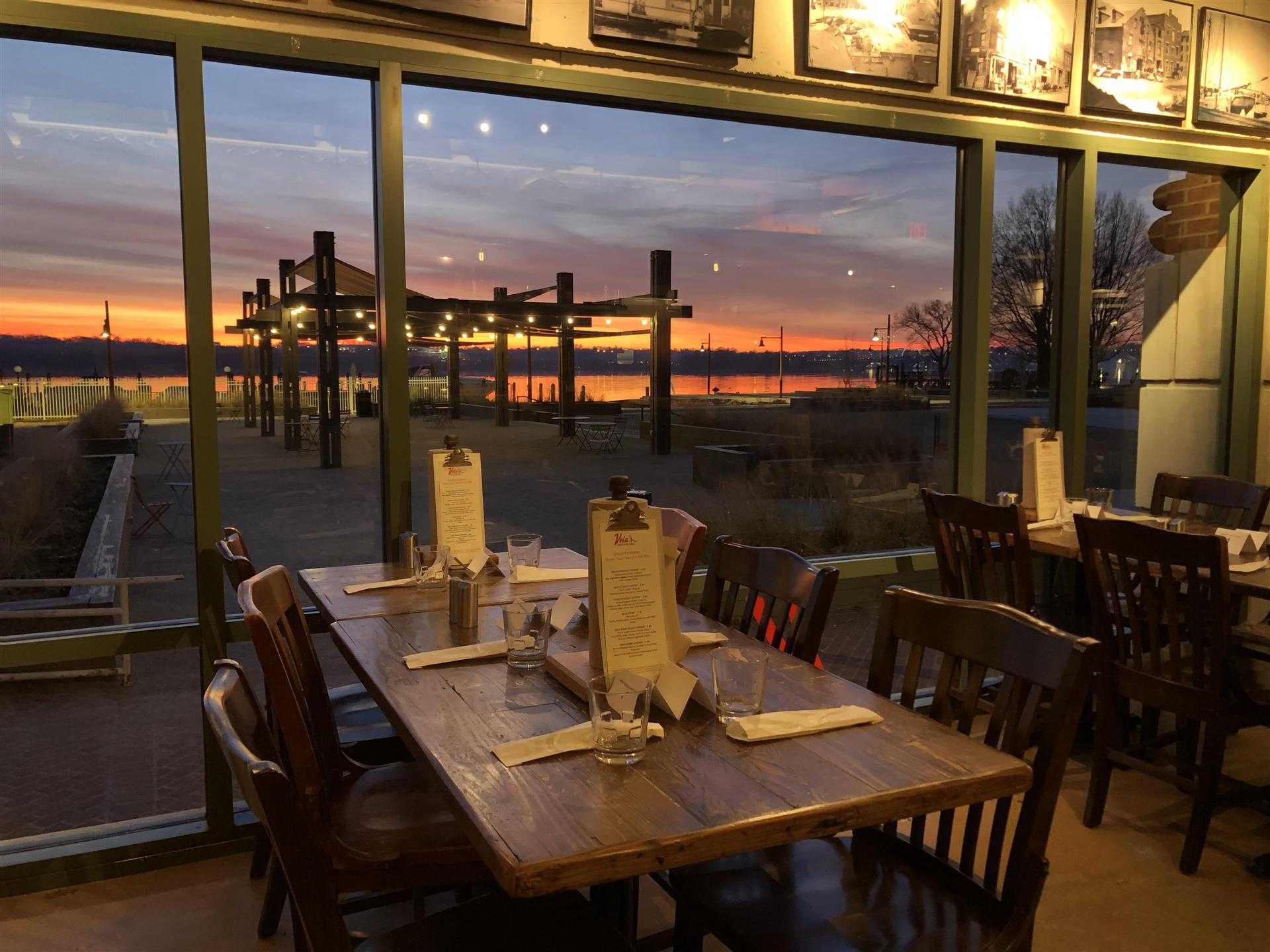 Vola's Dockside Grill & Hi-Tide Lounge в Alexandria, VA