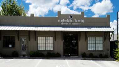Marble Falls/ Lake LBJ Chamberof Commerce & CVB en Cataratas de mármol, TX