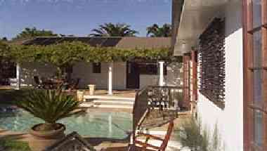Three Palms Luxury Cottage в Bloubergrand, ZA