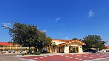 Super 8 by Wyndham Eagle Pass image