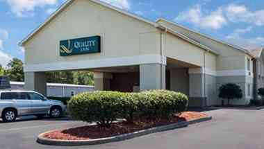 Quality Inn Warsaw near Rappahannock River в Warsaw, VA
