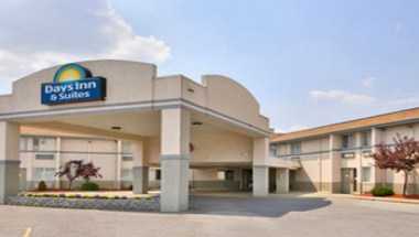 Days Inn & Suites by Wyndham Bridgeport - Clarksburg, Bridgeport, WV