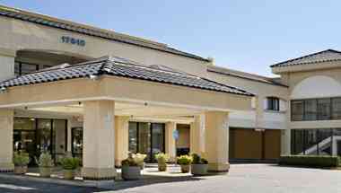 Days Inn & Suites by Wyndham Artesia в Artesia, CA