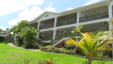 Beachcombers Hotel image