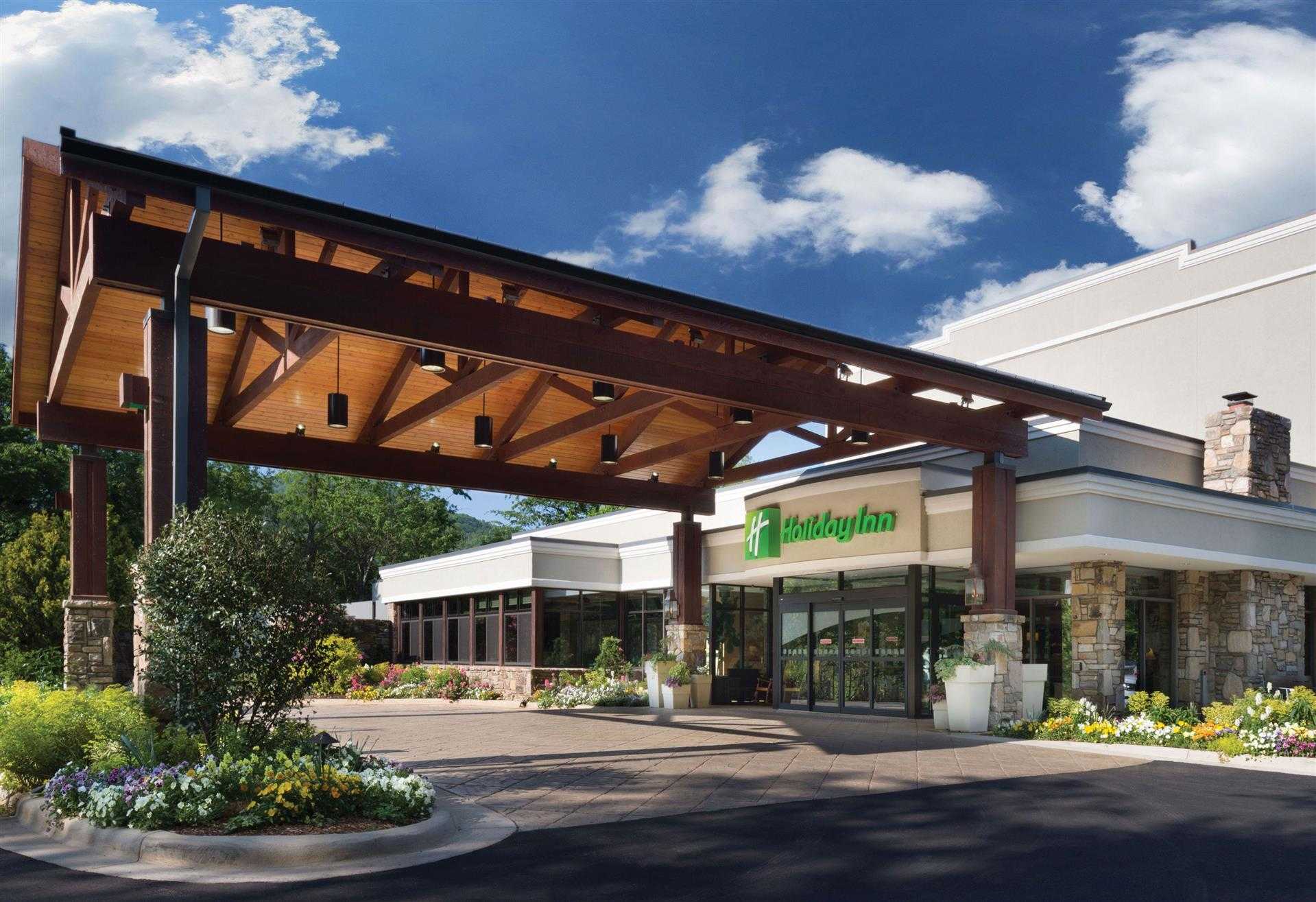 Holiday Inn Asheville East-Blue Ridge PKWY в Эшвилл, NC