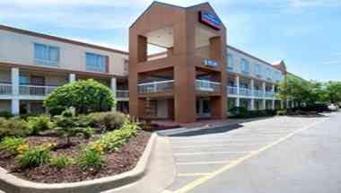 Howard Johnson by Wyndham Romulus Detroit Metro Airport, Romulus, MI