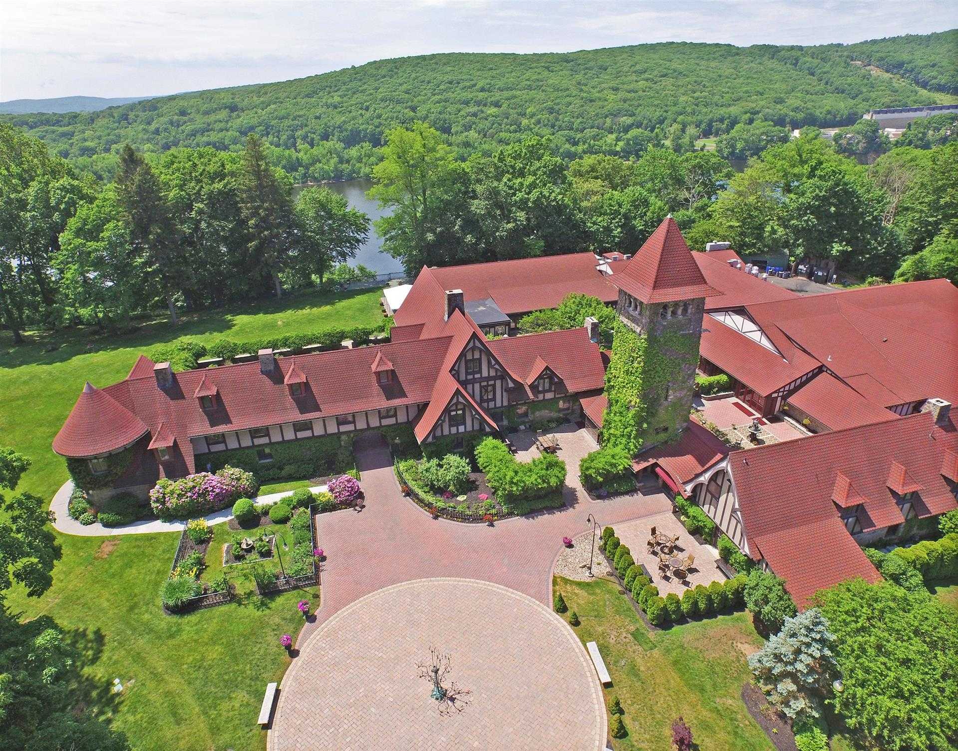 Saint Clements Castle & Marina i Portland, CT