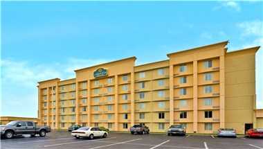 La Quinta Inn & Suites by Wyndham Indianapolis South in Indianapolis, IN