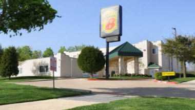 Super 8 by Wyndham Garland/Rowlett/East Dallas Area i Garland, TX