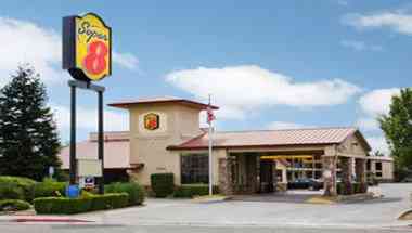 Super 8 by Wyndham Corning в Corning, CA