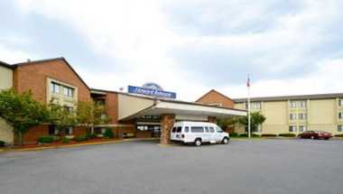 Howard Johnson by Wyndham Newark Airport, Newark, NJ
