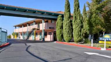 Days Inn by Wyndham Pinole Berkeley em Pinole, CA