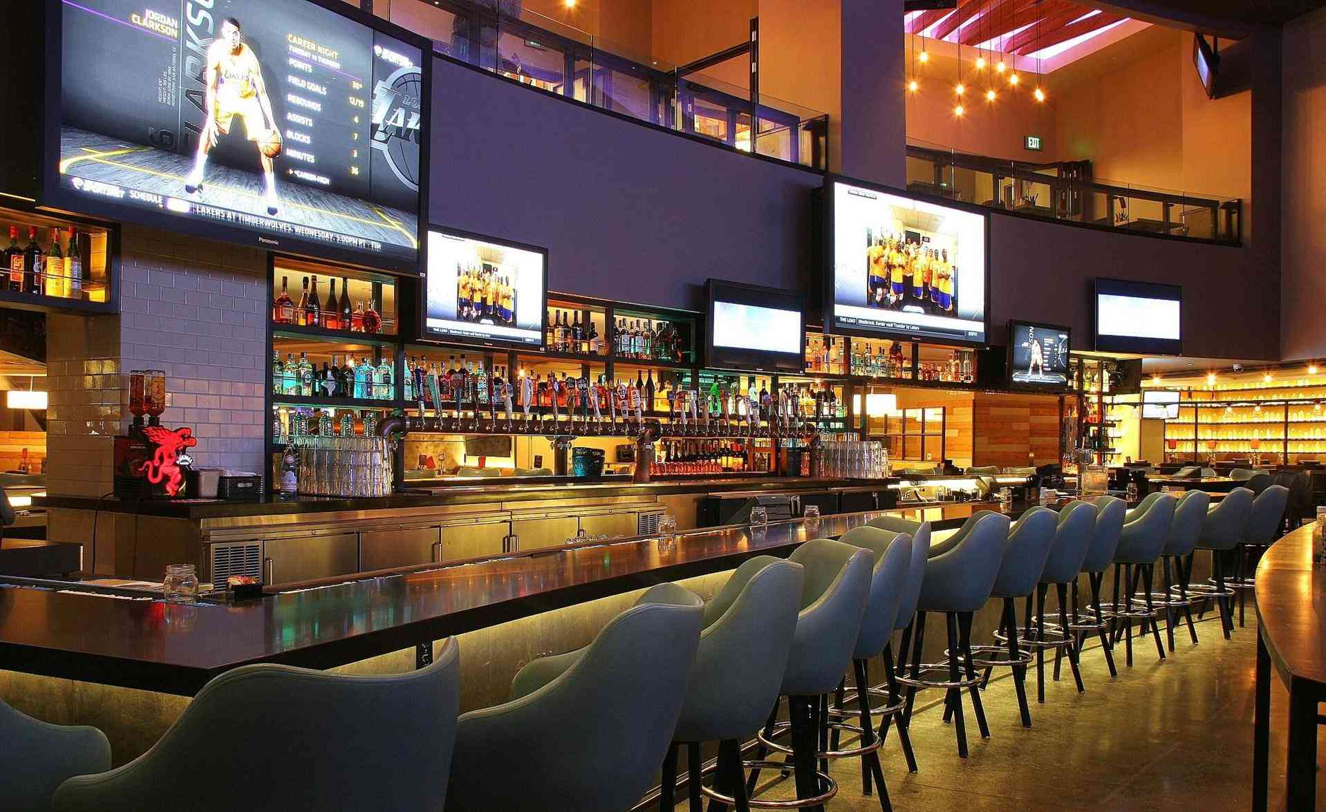 Tom's Watch Bar - Los Angeles в Los Angeles, CA