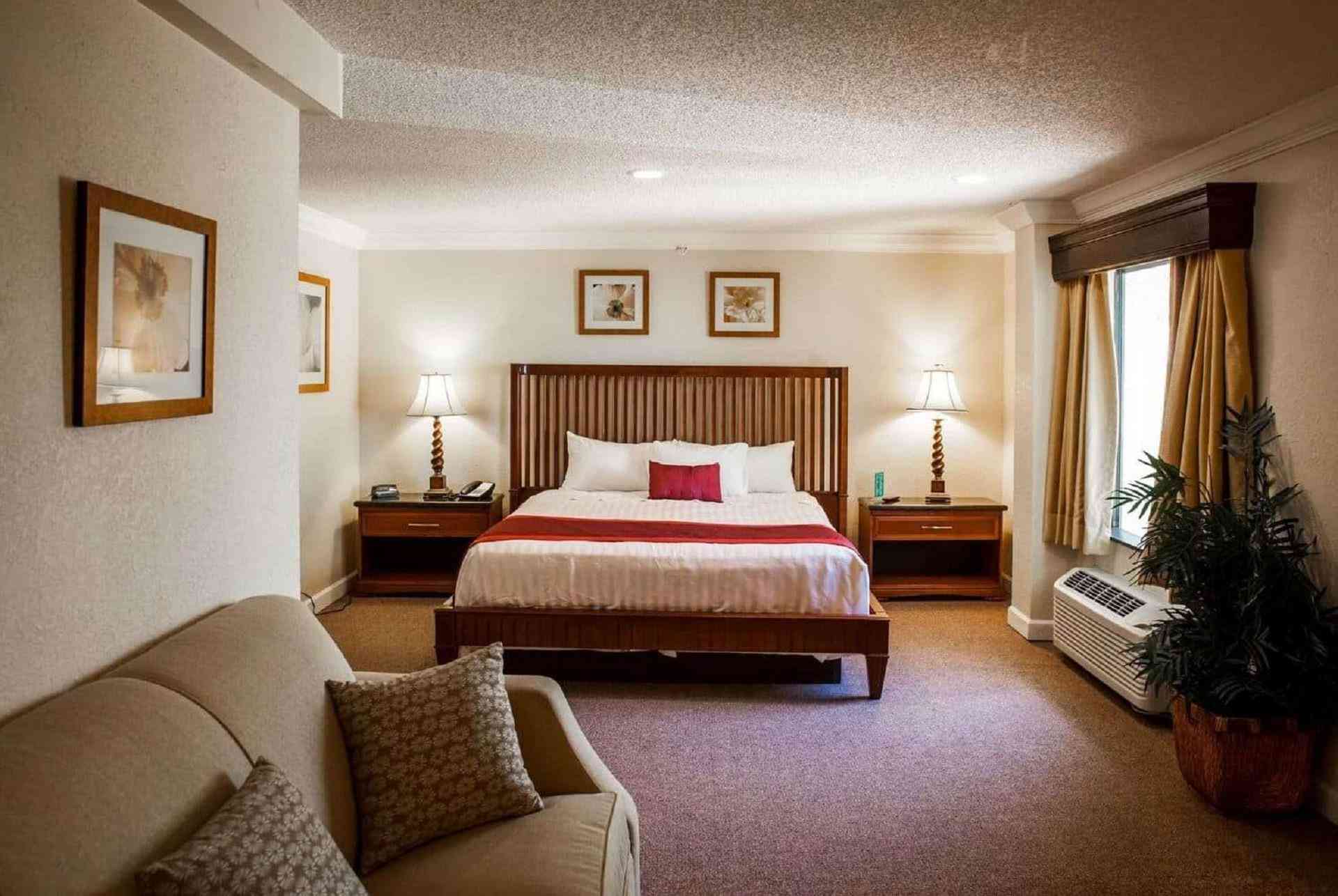 Days Inn & Suites by Wyndham Lake Okeechobee in Okeechobee, FL