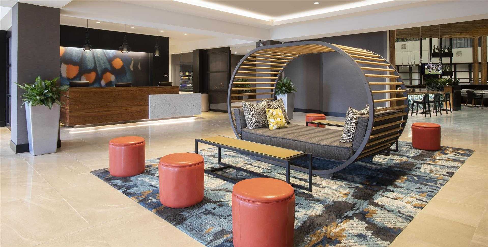 Embassy Suites by Hilton Orlando Airport i Orlando, FL