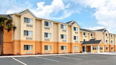 Microtel Inn & Suites by Wyndham Bushnell image