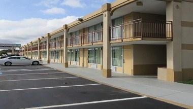 Econo Lodge Calhoun image