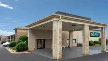 Quality Inn Oakwood in Oakwood, GA