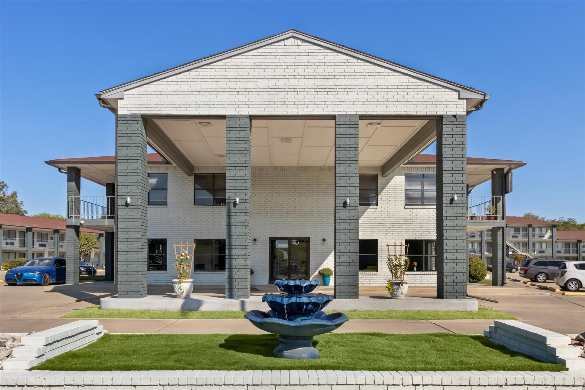 HomeTowne Studios San Antonio E - Frost Bank Center image