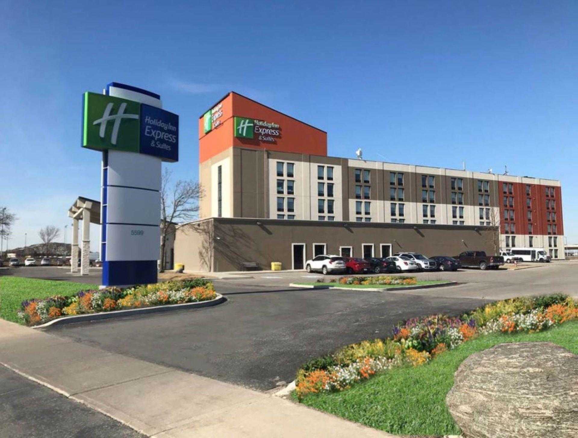 Holiday Inn Express & Suites Toronto Airport West in มิสซิสซอก้า, ON