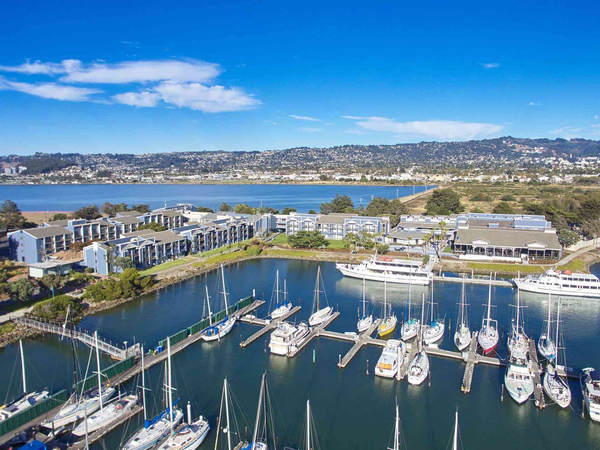 DoubleTree by Hilton Hotel Berkeley Marina a Berkeley, CA