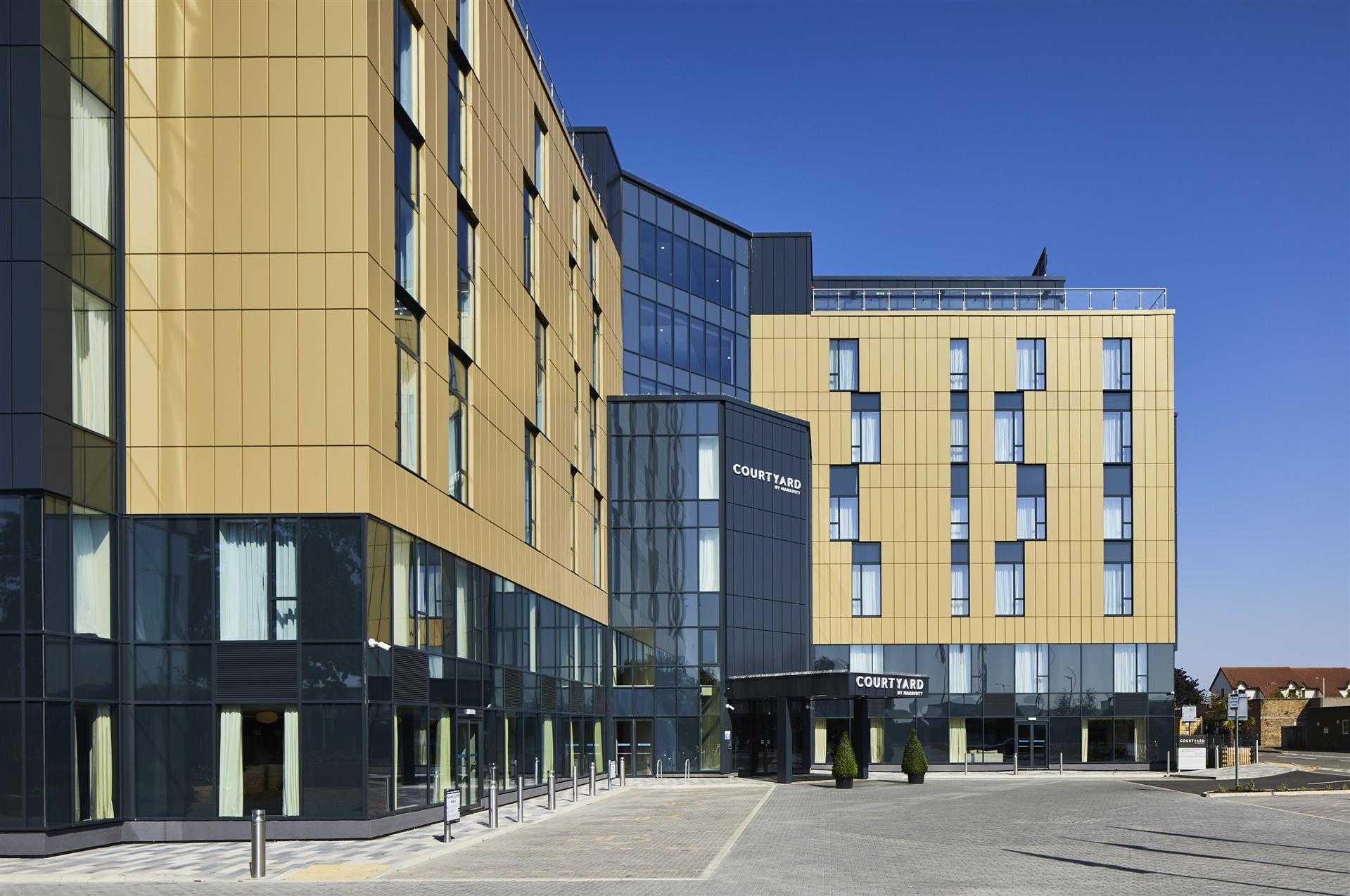 Courtyard By Marriott London Heathrow Airport в Harlington, GB1