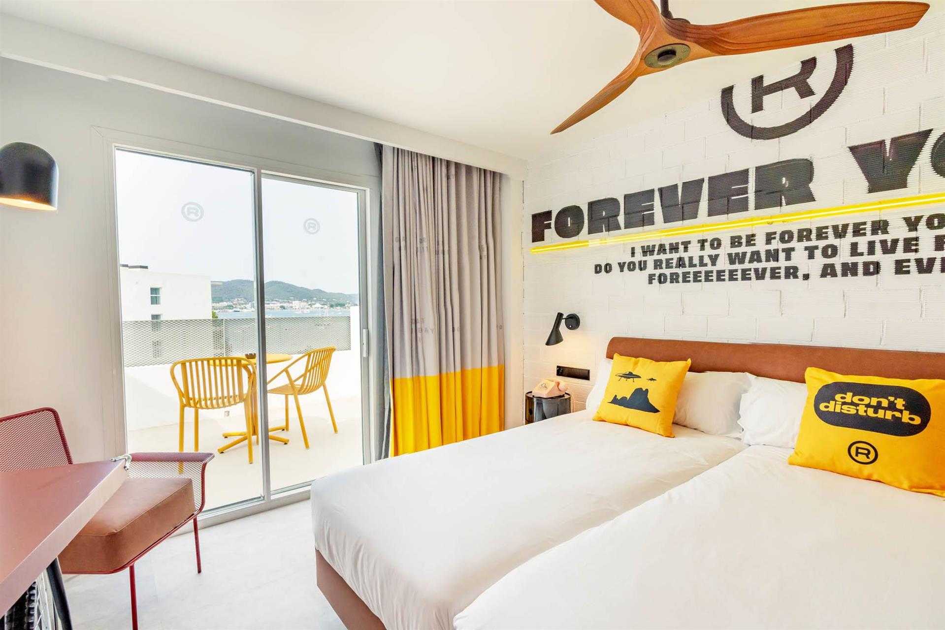 Ryans Lola's, Illes Balears, ES