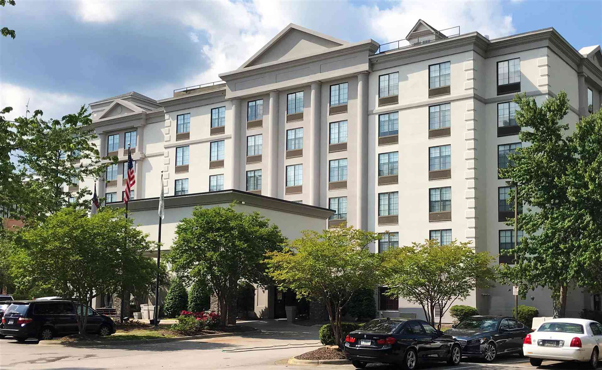 Holiday Inn & Suites Raleigh – Cary (I-40 @Walnut St) в Кэри, NC
