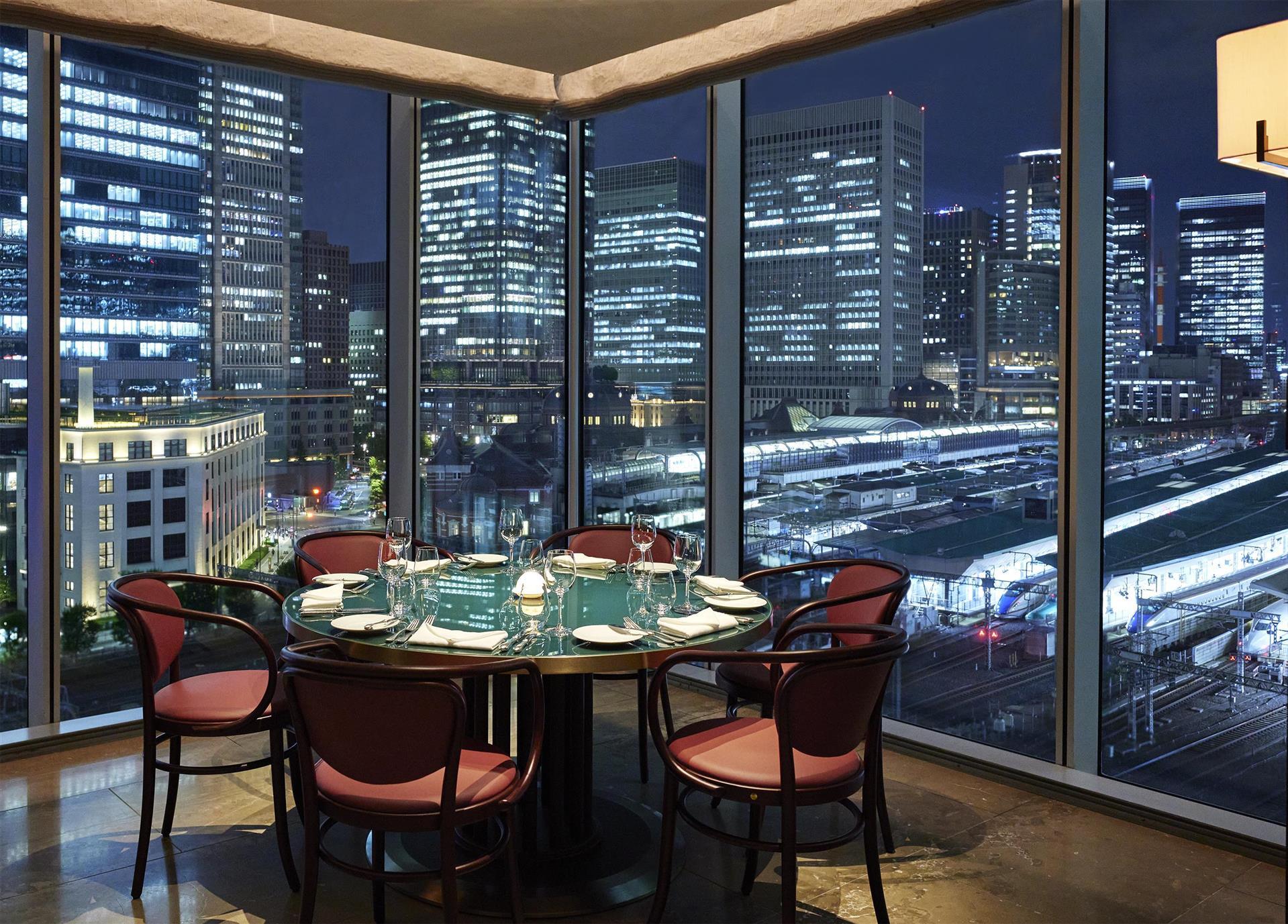 Four Seasons Hotel Tokyo at Marunouchi image