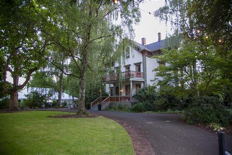 McMenamins Cornelius Pass Roadhouse und Imbrie Hall