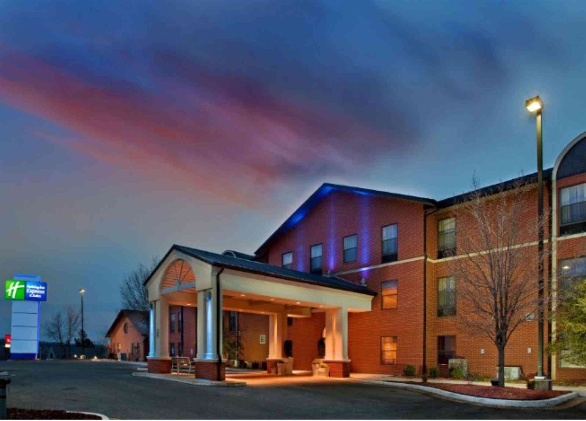 Holiday Inn Express Hotel & Suites Batesvilles в Бейтсвилл, AR